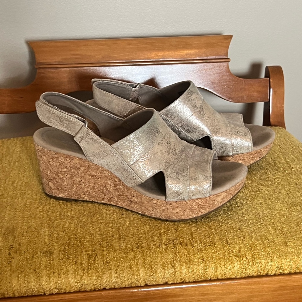 Clarks Wedge Sandals
Size 9 1/2
Shimmery champagne color